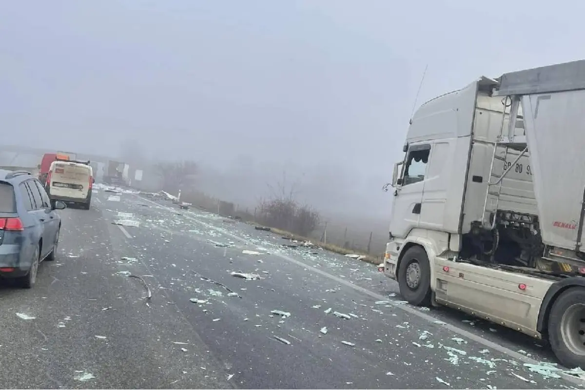 Foto: Na diaľnici D1 z Košíc do Prešova sa zrazili dva kamióny. Cesta je takmer neprejazdná, vodiči by sa mali úseku vyhnúť