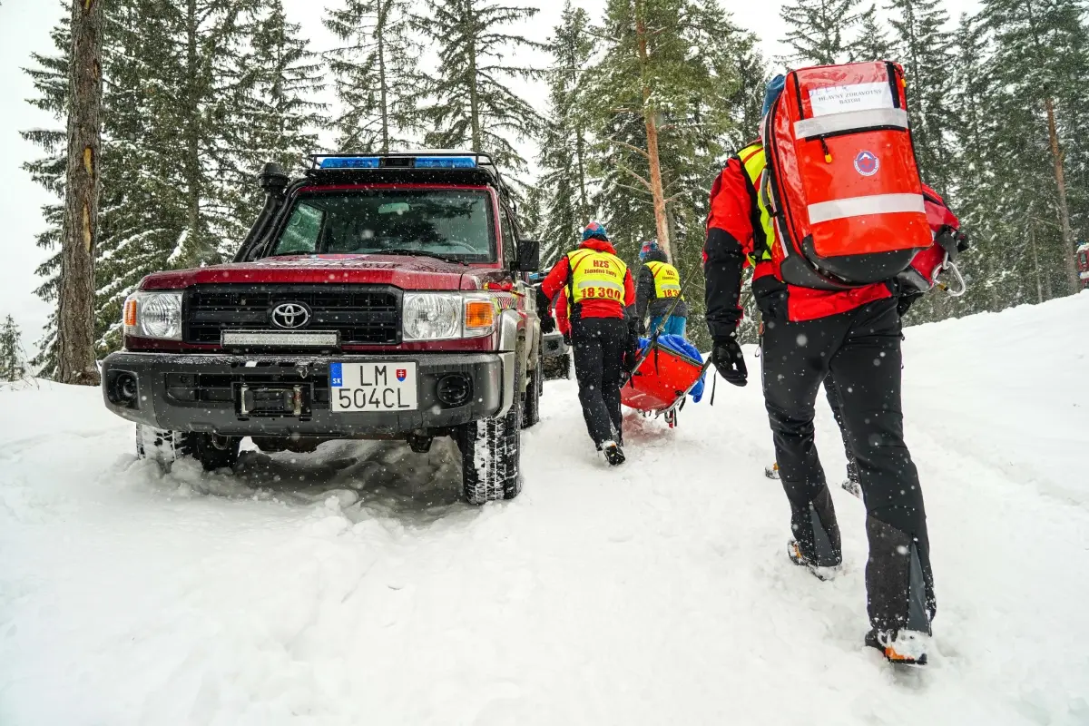 Foto: Muž sa pošmykol na cyklotrase medzi Tatranskou Lomnicou a Starou Lesnou. Upadol do bezvedomia