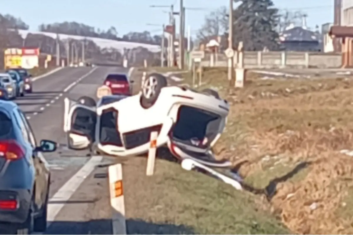 Foto: Zrážka dvoch áut na rovnej ceste pred Kobylami si vyžiadala dve obete. Zomrel vodič a jedna spolujazdkyňa