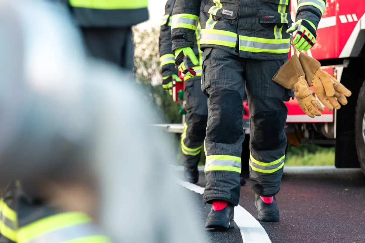 Foto: Skrat v obci Huncovce pripravil o strechu nad hlavou 14 osôb. Horieť začala chladnička