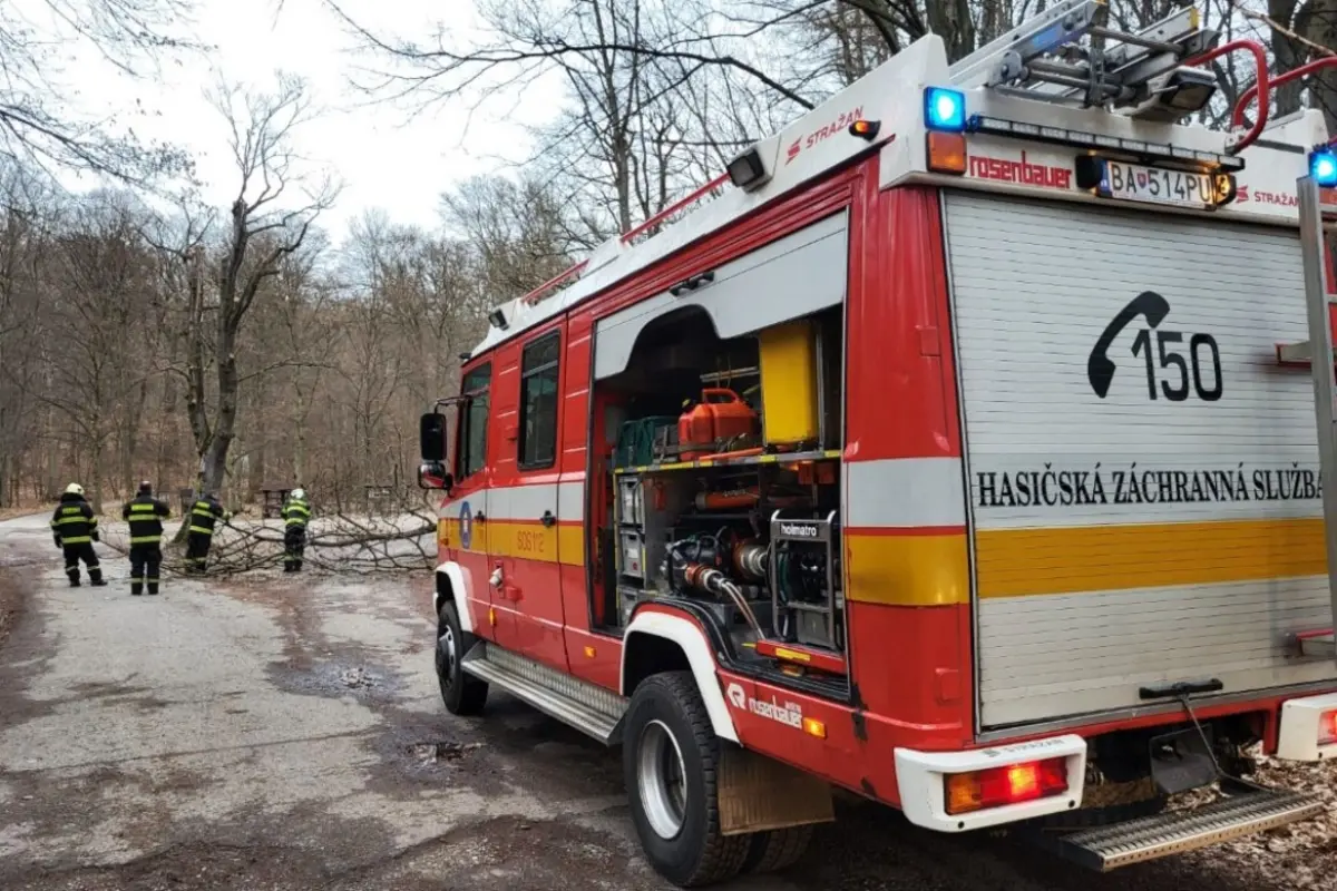 Foto: Tragédia v Jarovniciach: Požiar pripravil rodinu so siedmimi deťmi o všetko
