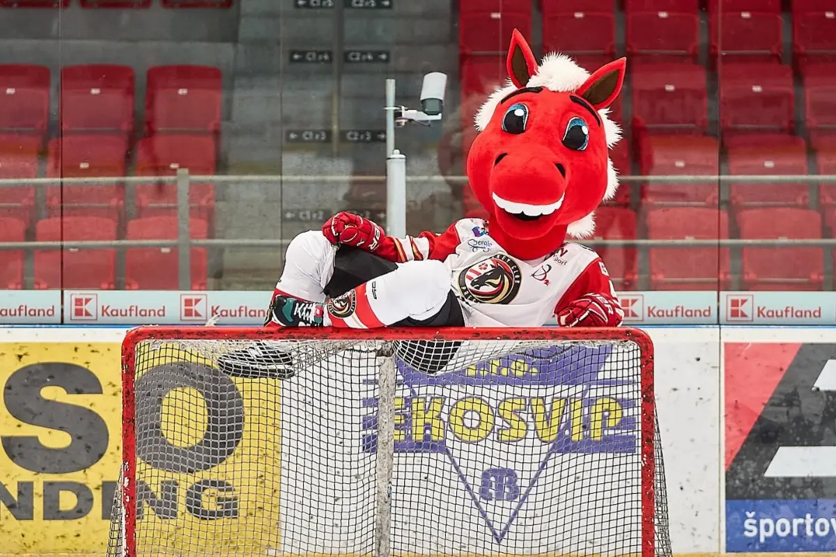 FOTO: Maskot Preško je v novom šate opäť doma. Na zápase ho uvidíte už dnes