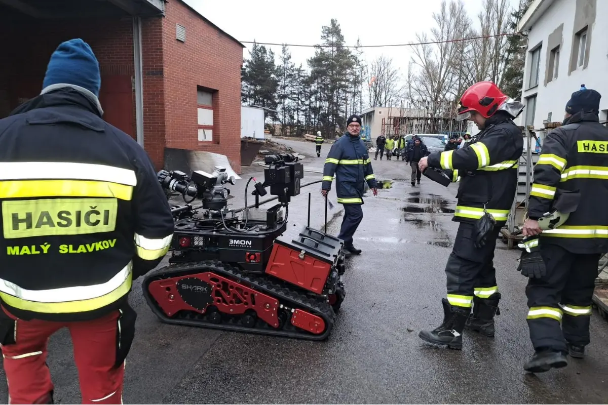 FOTO:  Hasiči s robotom a dronom od ranných hodín bojovali s požiarom v Kežmarku