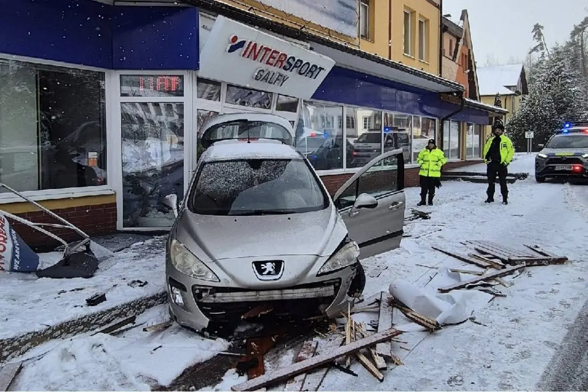 Osobné auto havarovalo do športovej predajne v Hornom Smokovci