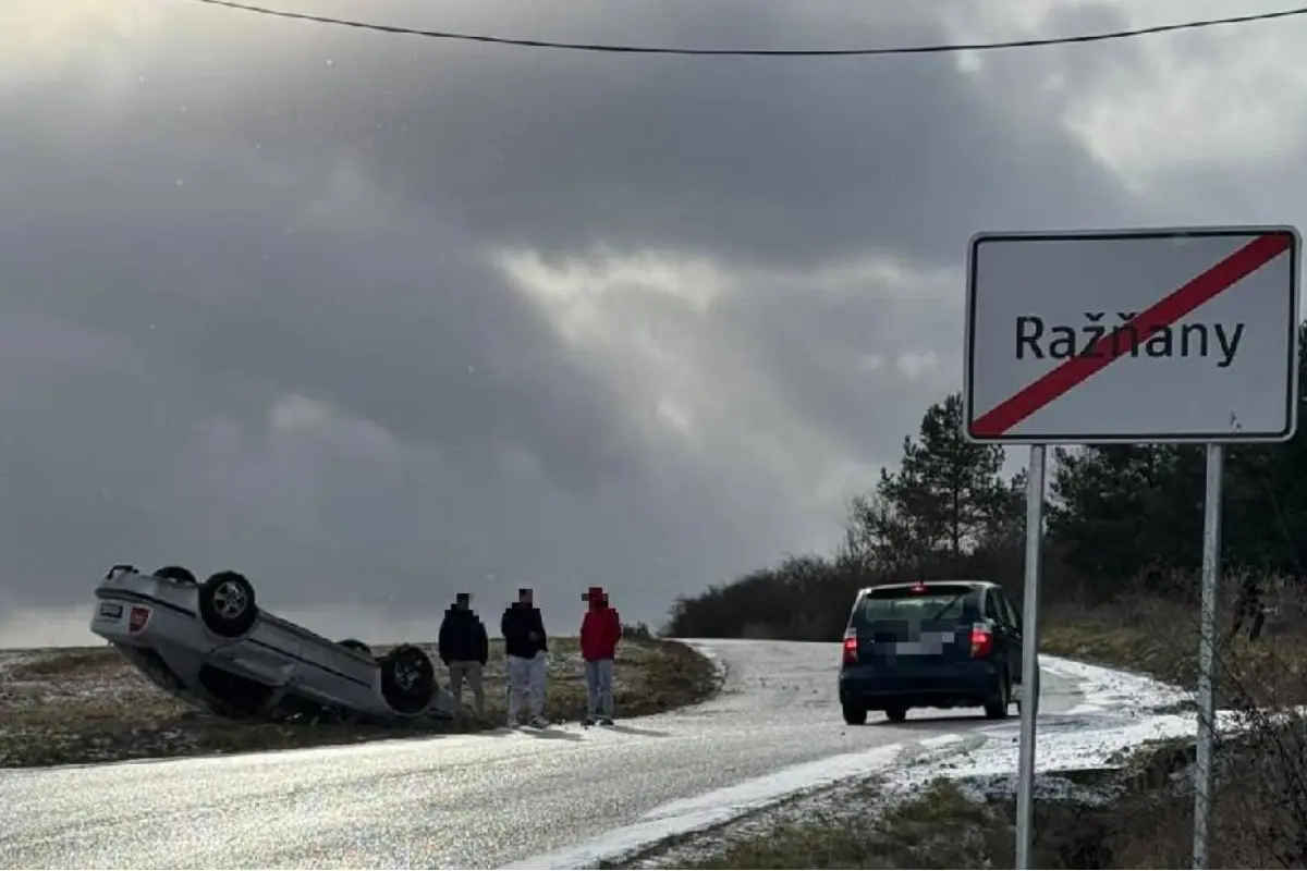 Foto: Na vjazde do Ražnian z Jarovnice skončilo auto prevrátené na streche