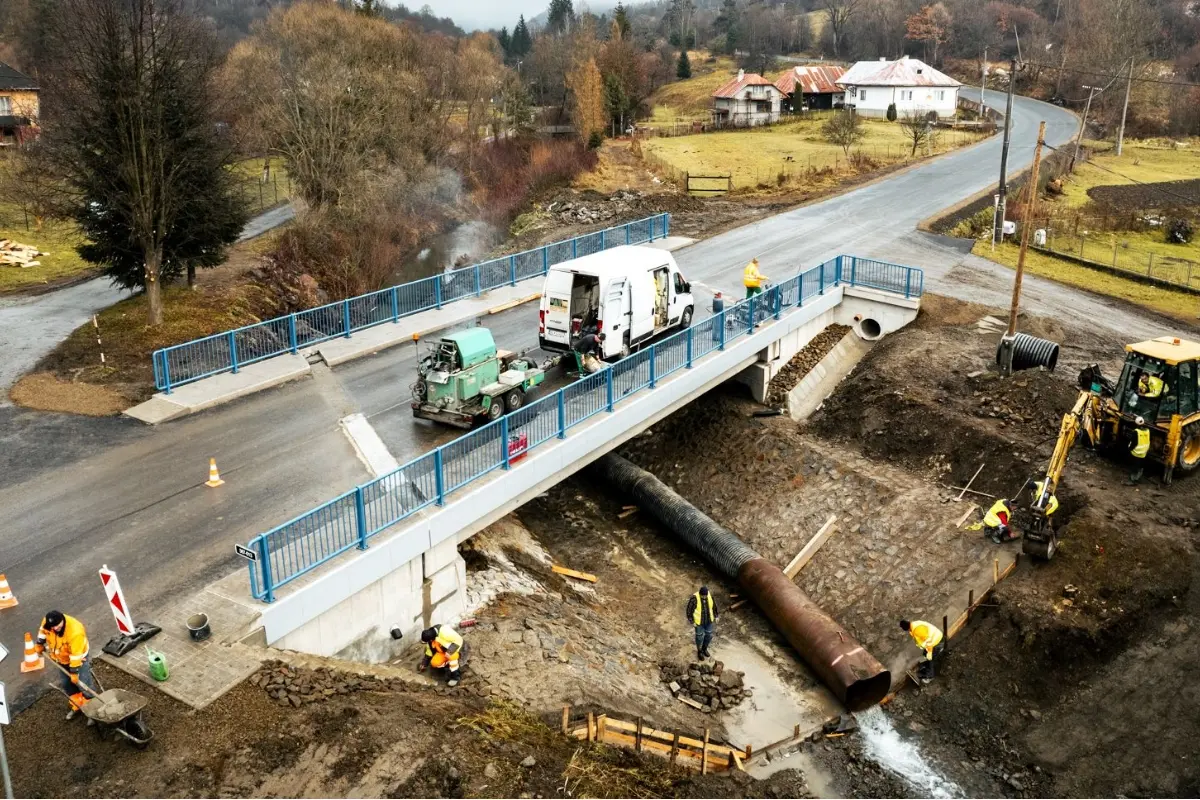 Foto: Nižná Jablonka sa dočkala modernej rekonštrukcie, nový most vyšiel na 772-tisíc eur