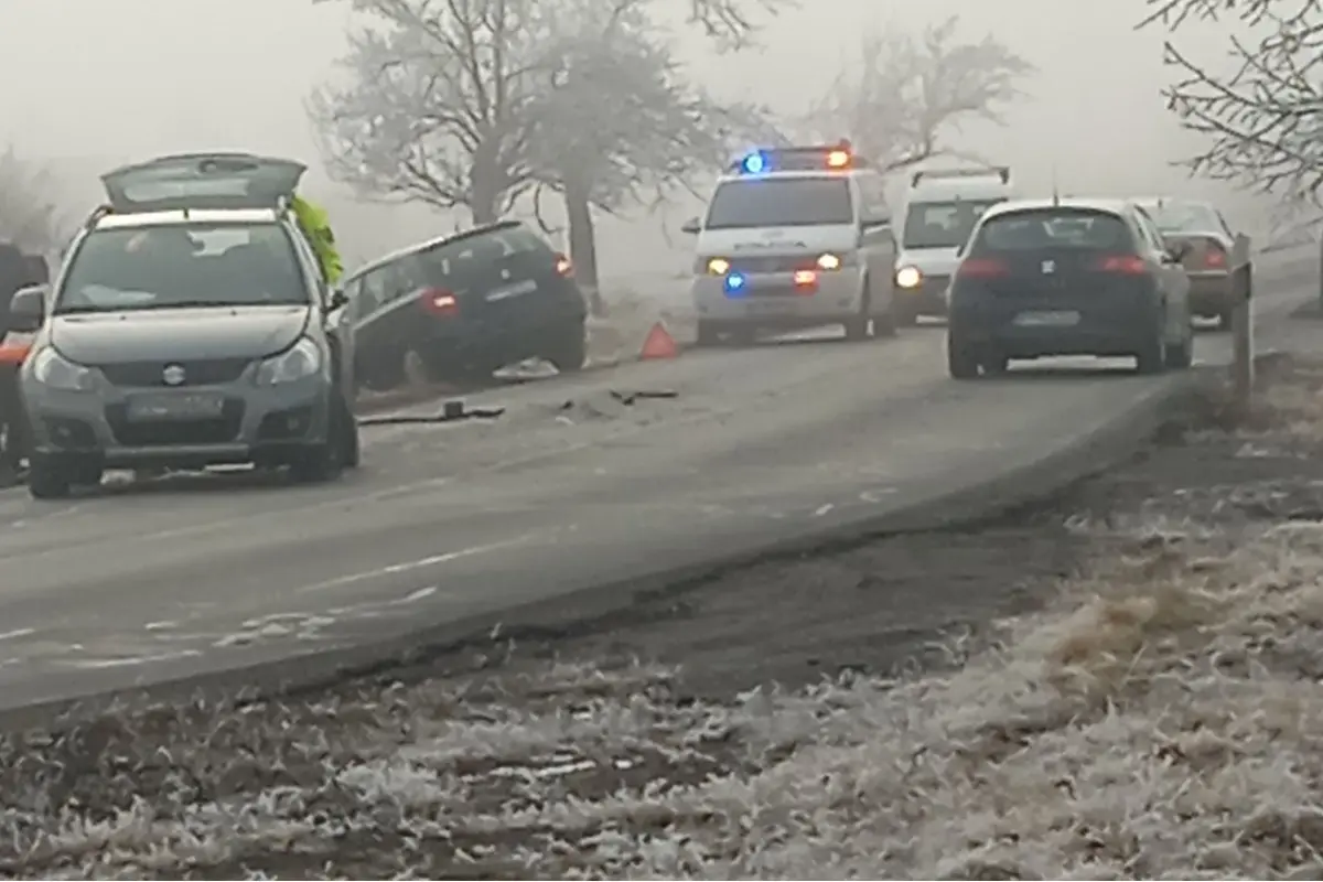 FOTO: Na vjazde do Popradu sa zrazili dve osobné autá, doprava je riadená striedavo