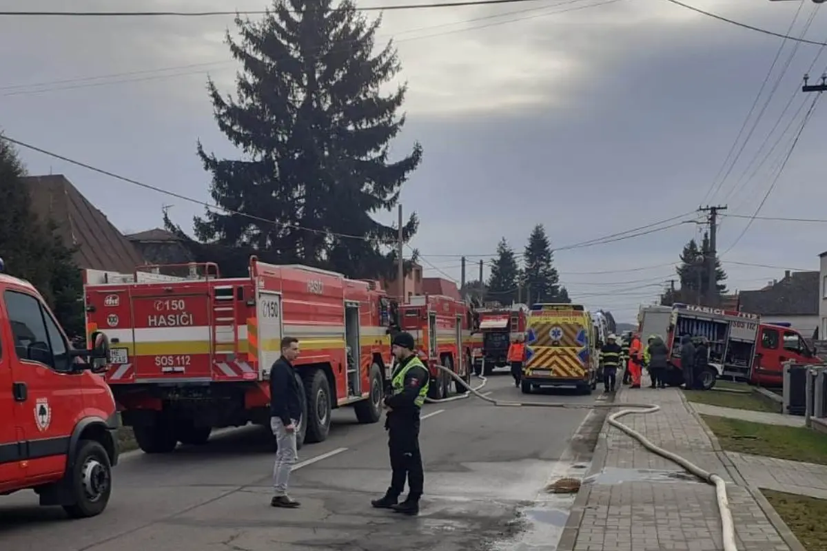 FOTO: Pri tragickom požiari rodinného domu v Nižnom Hrušove prišla o život 71-ročná žena