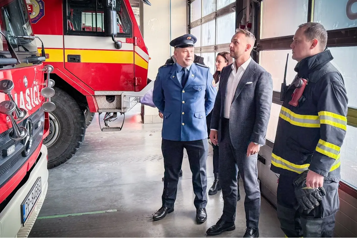 FOTO: Minister vnútra Šutaj Eštok sa v stredu v Poprade stretol s hasičmi a policajtmi