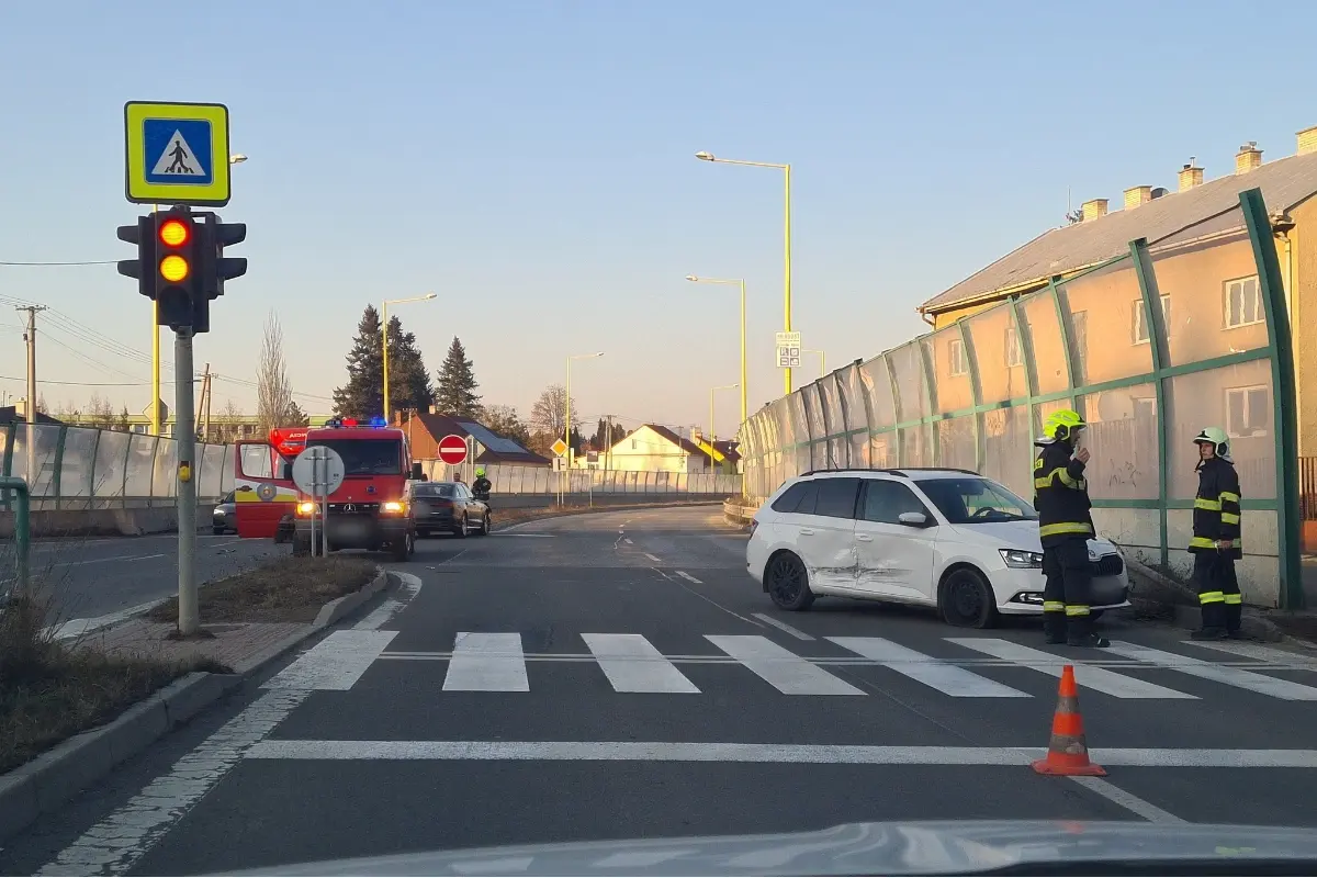 Foto: Dopravná nehoda v Prešove pri zimnom štadióne: Kolóny, zdržanie a komplikácie smerom do centra