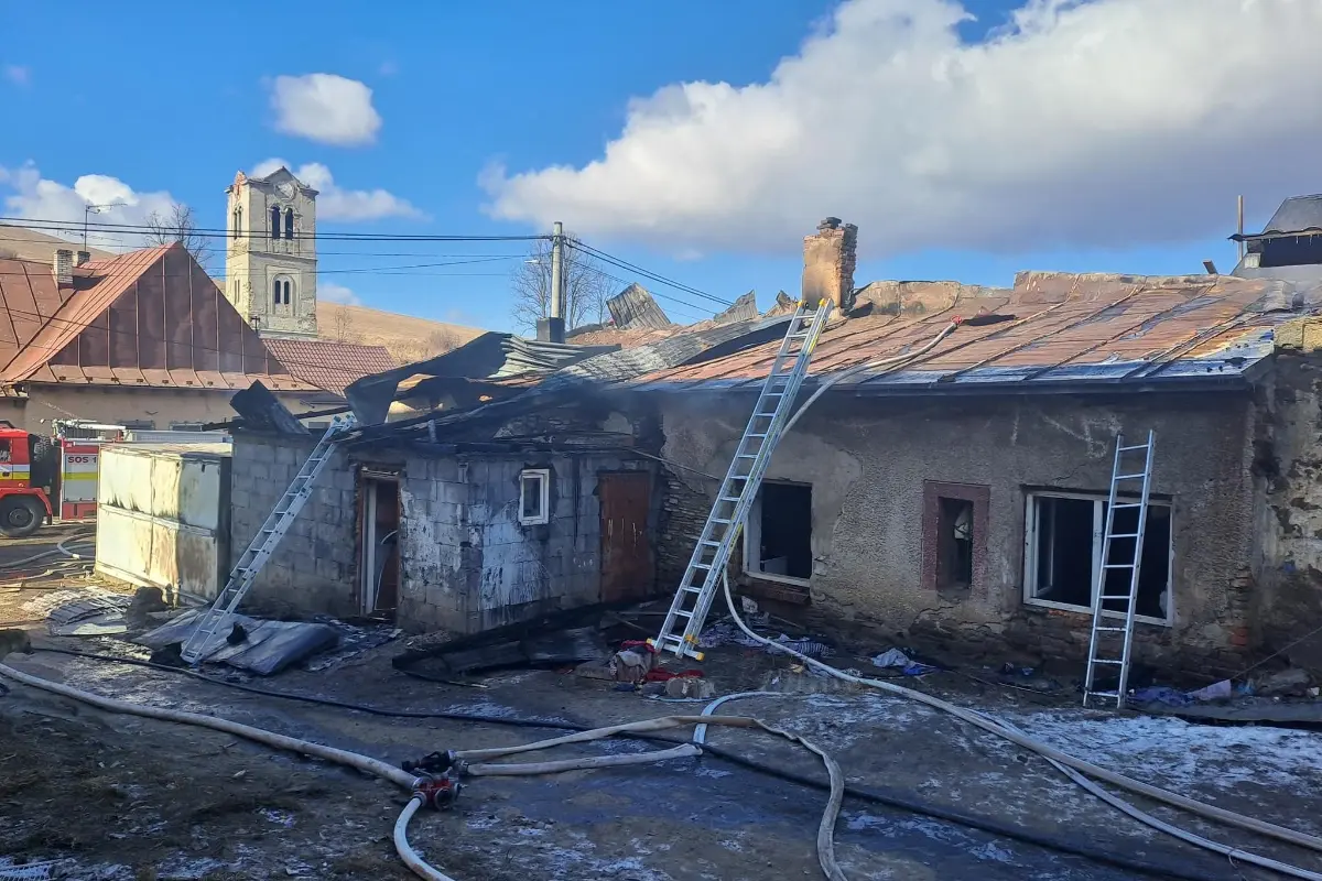 FOTO: Pri Starej Ľubovni došlo k rozsiahlemu požiaru obchodu a domov. Bez strechy nad hlavou zostalo vyše 50 ľudí