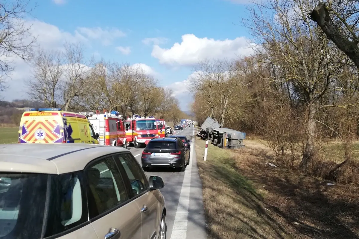 VIDEO + FOTO: Na hlavnom ťahu medzi Vranovom a Prešovom došlo k vážnej dopravnej nehode. Jeden vodič zraneniam podľahol