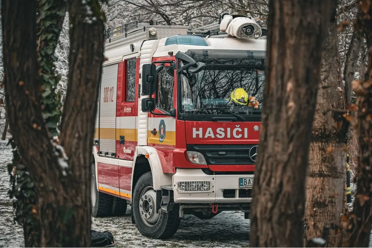 Foto: Hasiči bojujú s rozsiahlym požiarom pri Prešove: Plamene pohltili už 20 hektárov