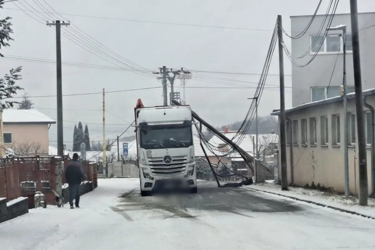 Foto: V Ľuboticiach sa pripravte na zdržanie: Na kamión spadlo elektrické vedenie