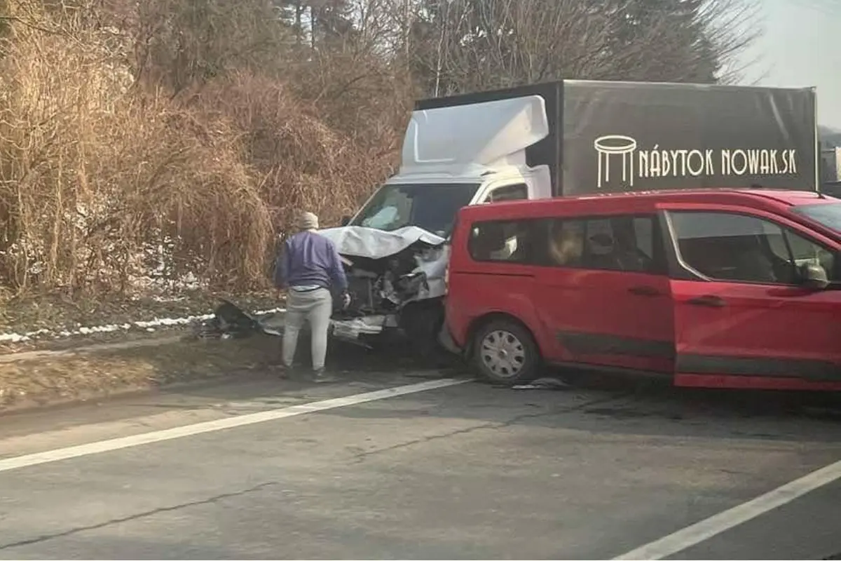 Foto: V Prešove sa zrazilo auto s dodávkou. Zdržanie vás čaká v oboch smeroch