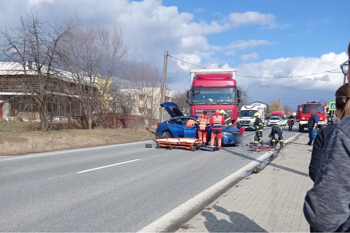 FOTO: V Dlhom nad Cirochou prišiel pri tragickej nehode o život 23-ročný vodič. Úsek je naďalej neprejazdný