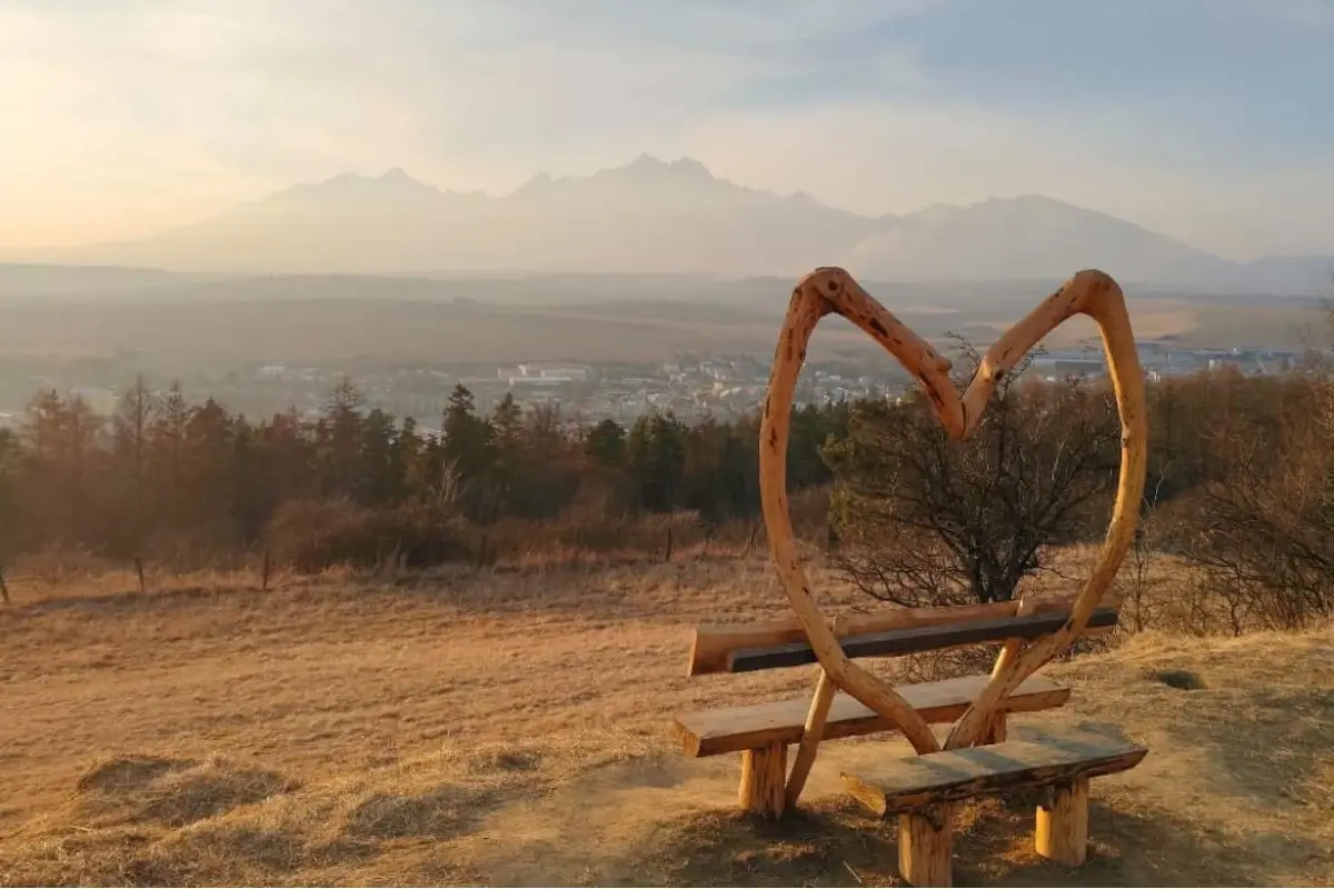 FOTO: Východniari naďalej obdivujú unikátnu lavičku v tvare srdca v Kežmarku. Viete, ako sa k nej dostanete?