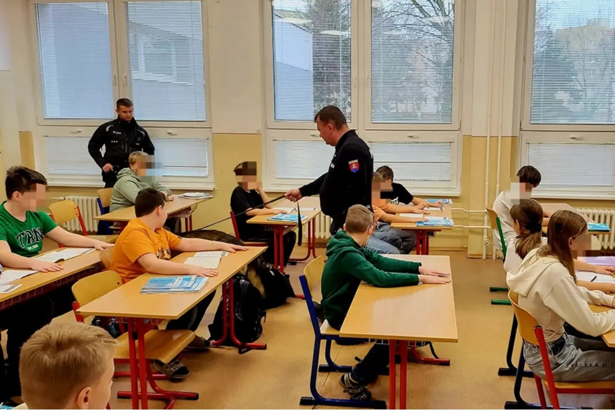 FOTO: Policajti vyrazili aj so špeciálnym psom do jednej z prešovských škôl, zaujímali sa najmä o drogy