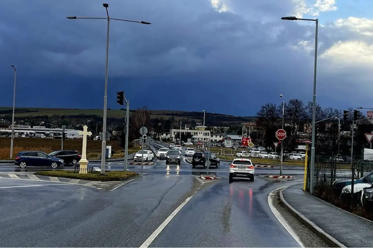 Foto: V križovatke vo Veľkom Šariši v smere na Sabinov nebudú v sobotu fungovať semafory, zvýšte opatrnosť pri prejazde