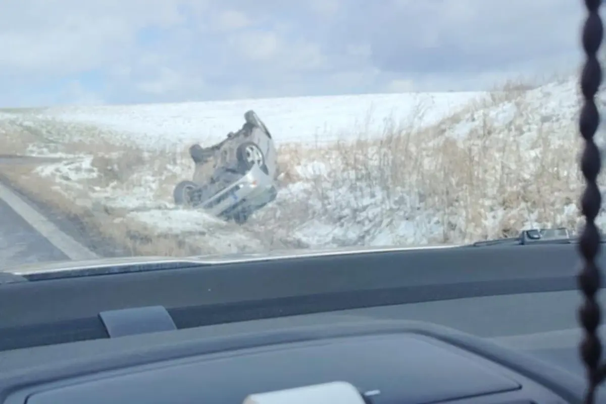 Foto: V smere zo Spišskej Belej na Bušovce skončilo osobné auto prevrátené na streche 