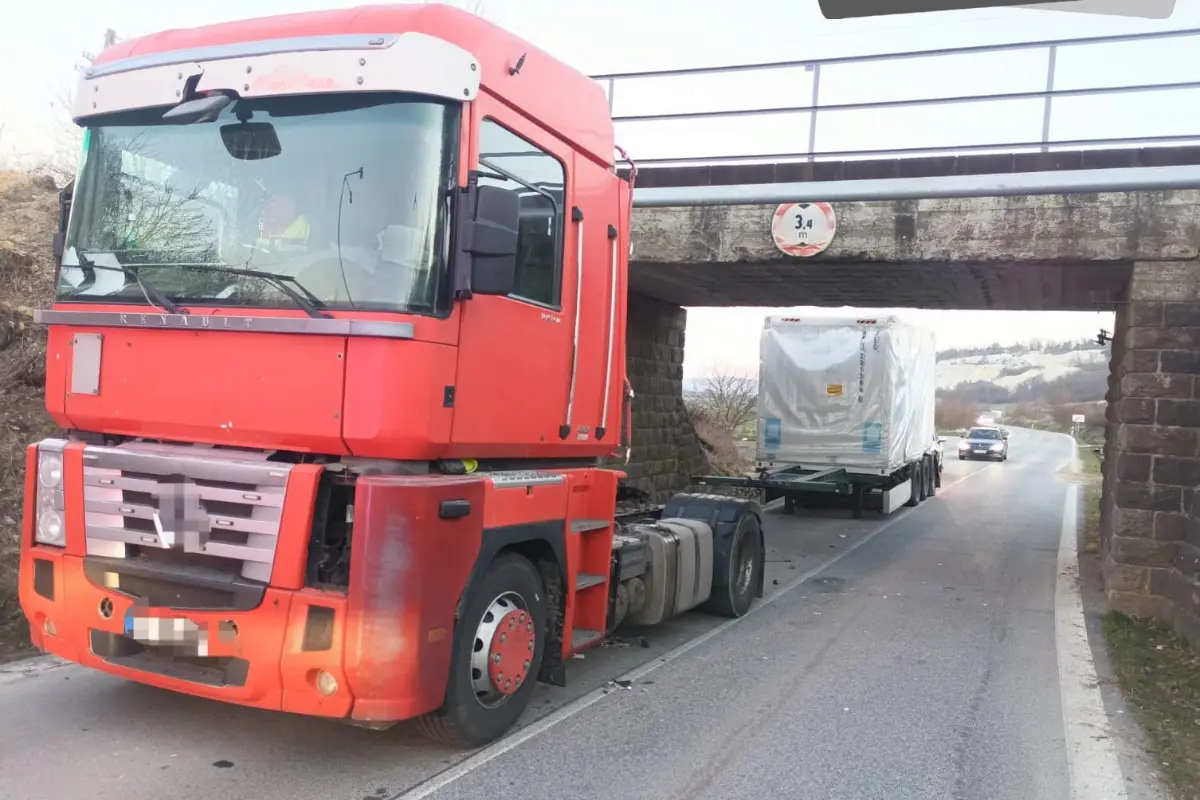 Foto: VIDEO: V obci Nižný Hrabovec sa kamión zasekol pod železničným mostom. Cesta je uzatvorená v oboch smeroch