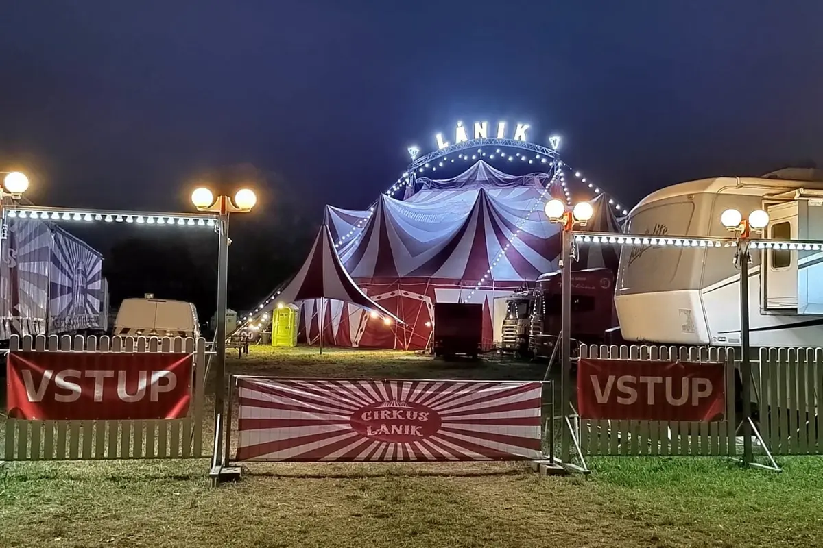 Foto: Pre slintačku a krívačku ostal český cirkus zaseknutý v Poprade. Dostali stopku, boja sa straty príjmov