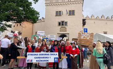 Kežmarský hrad ožil atmosférou stredoveku. Dobovo oblečení študenti prezentujú rôzne remeslá