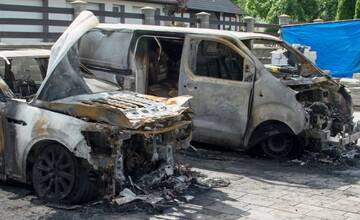 V okrese Prešov zachvátili plamene osobné auto, požiar sa rozšíril aj na vedľajšie zaparkované vozidlo