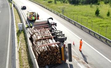 Na diaľnici D1 medzi Popradom a Štrbou sa prevrátil kamión, vodič skončil v nemocnici