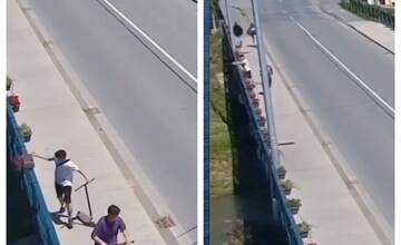 VIDEO: Mestská polícia vo Veľkom Šariši pátra po kolobežkárovi, ktorý z mosta zhodil kvetináče