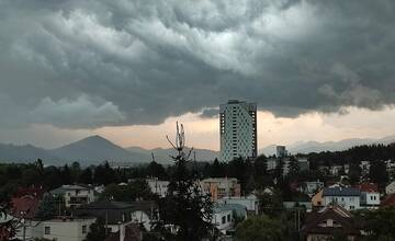 Viacero krajov Slovenska čakajú intenzívne búrky alebo krupobitie. SHMÚ vyhlásilo meteorologické výstrahy