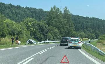 Na ceste medzi Levočou a Spišským Hrhovom skončilo auto v priekope. Na mieste zasahuje polícia