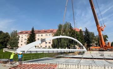 VIDEO: Na ulici Lesík Delostrelcov sa začalo s osádzaním nosnej konštrukcie prešovského mosta „Apollo“