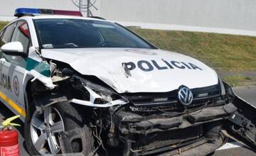 Vo Vranove nad Topľou došlo k zrážke osobného auta a policajtov. Kto urobil chybu?