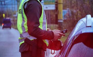 Vodič šoféroval pod vplyvom alkoholu a so zákazom viesť motorové vozidlá. Odhalila ho policajná hliadka