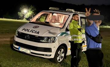 V oblasti Domaša Dobrá jazdil mladý muž pomedzi stany a kempujúcich: Skončil v policajných putách