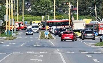 Na veľkej križovatke v Prešove došlo k zrážke autobusu a auta. Na mieste zasahovali hasiči, policajti a záchranári