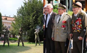 FOTO: Prešov si pripomenul 80. výročie SNP. Stretnutie hrdinov, slzy v očiach a čestné salvy

