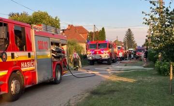 Požiar v obci Vrbov: Horí rodinný dom a lúka, na mieste zasahujú hasiči
