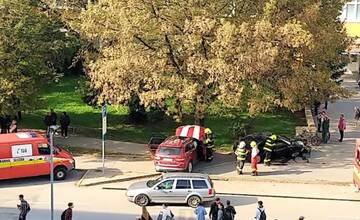 VIDEO: Na Kúpeľnej v Prešove sa zrazili dve osobné autá, k nehode došlo len pár metrov od vchodu základnej školy