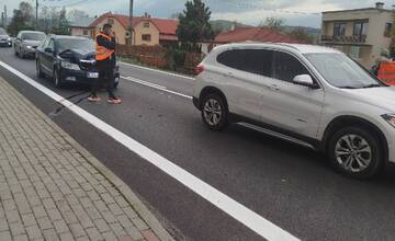 Medzi Čiernym nad Topľou a Bystrím došlo k nehode. Zrazili sa tam tri autá, blokovaný je jeden jazdný pruh