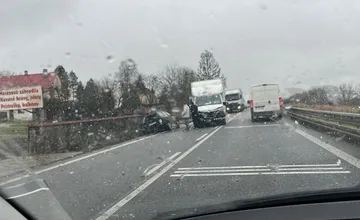 Nehoda pri obci Lada: Auto skončilo mimo cesty, druhé blokuje jazdný pruh. Škody rátajú na tisíce