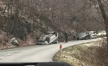 Dramatická nehoda pri obci Víťaz, auto skončilo na streche, na mieste sa tvorili kolóny