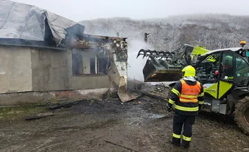 FOTO: Obrovský požiar v obci Sukov, plamene zachvátili stajňu aj strechu domu. Živel spôsobil škody za 10-tisíce