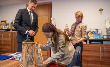 FOTO: Betlehemské svetlo dorazilo už aj do Prešova, skauti prinášajú plamienok nádeje a pokoja