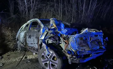 FOTO: V okrese Snina došlo k zrážke osobného auta s dodávkou. Súčasťou nehody bolo šesť osôb