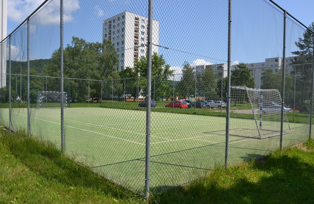 FOTO: V Humennom obnovujú verejné multifunkčné ihriská, ktoré zničili vandali, foto 1