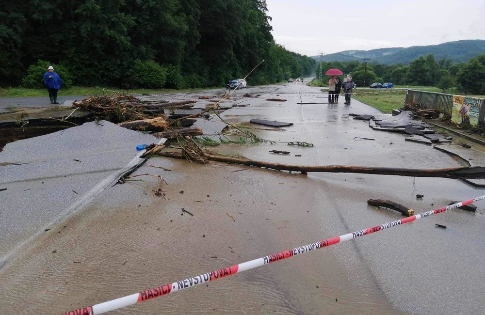 FOTO: V dôsledku prívalových dažďov bol zničený most za Bardejovom, foto 2