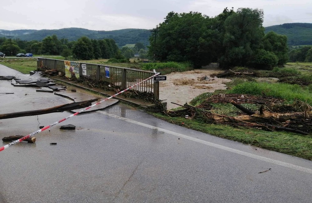 FOTO: V dôsledku prívalových dažďov bol zničený most za Bardejovom, foto 3