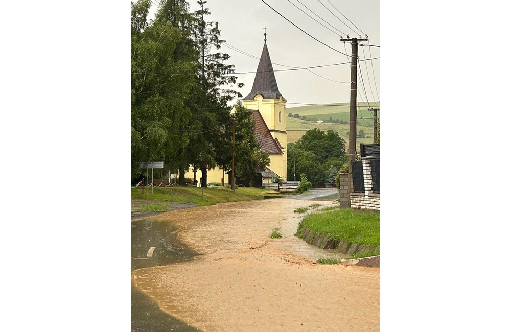 FOTO: V obci Raslavice bol vyhlásený tretí stupeň povodňovej aktivity, foto 3